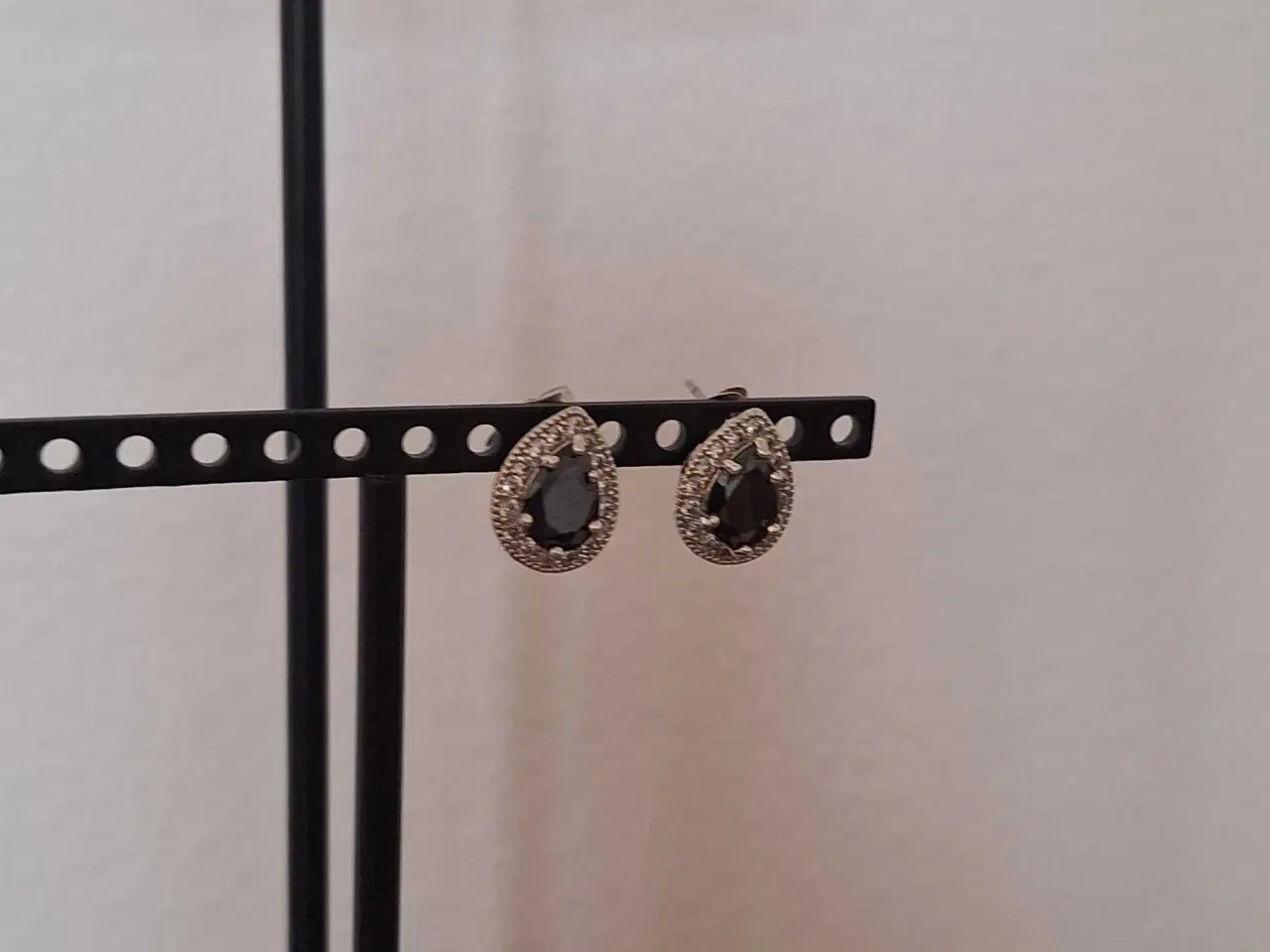 Billede 3 - Dråbeformede ørestikker