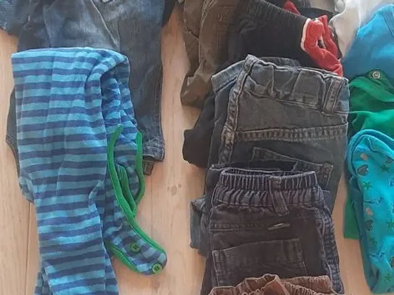 Billede 2 - Tøjpakke til drengen i størrelse 80-86