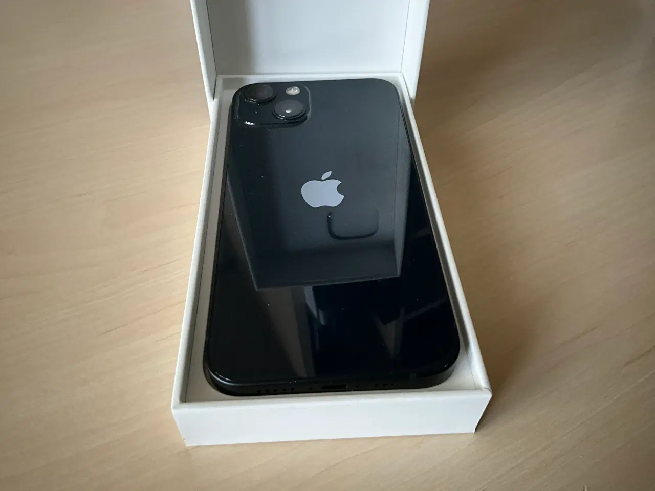 Billede 1 - iPhone  13 årgang 2022 som nye sort
