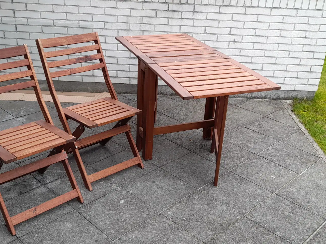 Billede 1 - Bord og to stole