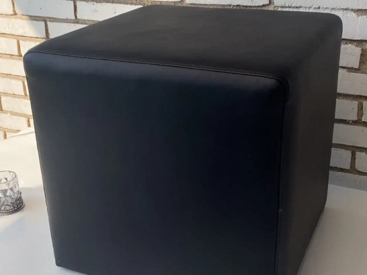 Billede 1 - Sort puf / skammel i kunstlæder