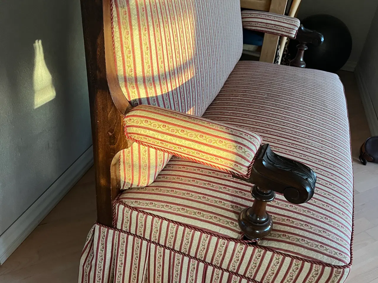 Billede 2 - Antiksofa med rødstribet stof