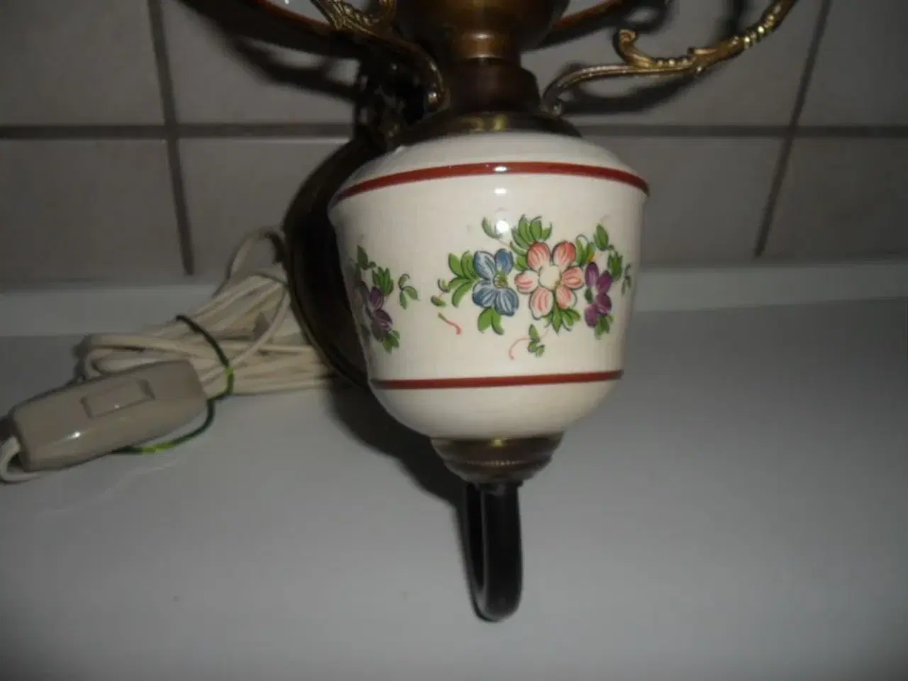 Billede 3 - Lampet med keramiksokkel og gylden skærm