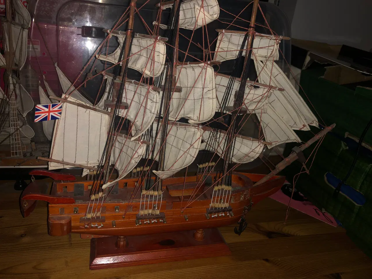 Billede 8 - 2 stk model skibe i træ