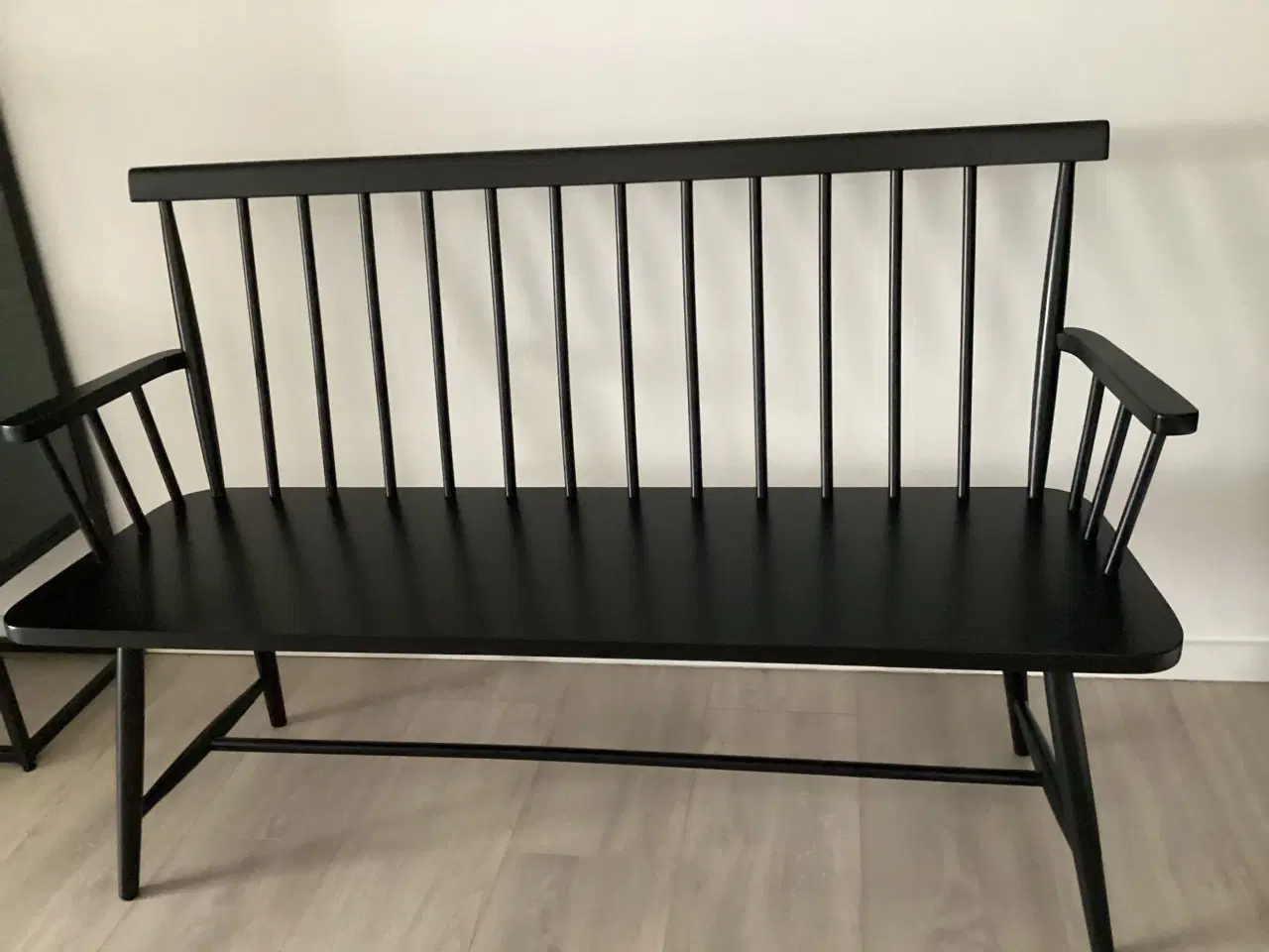 Billede 1 - Bænk velholdt i træ