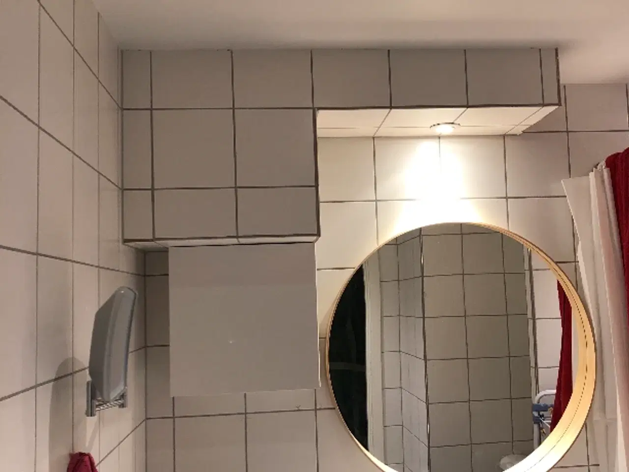 Billede 2 - Stort, rundt spejl med ramme / hylde.