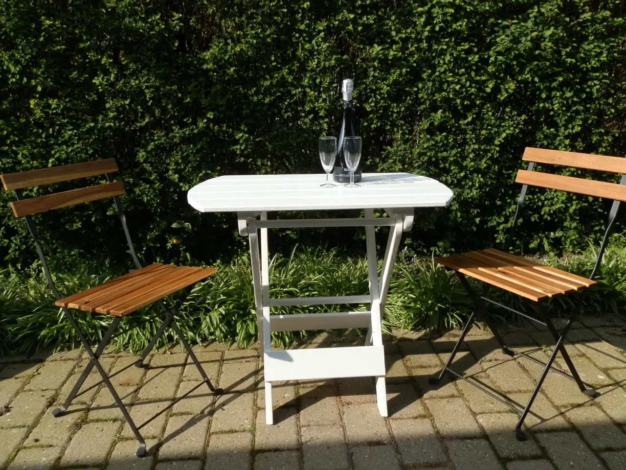 Billede 3 - Sødt lille havebord Hvidmalet og Sammenklappelig