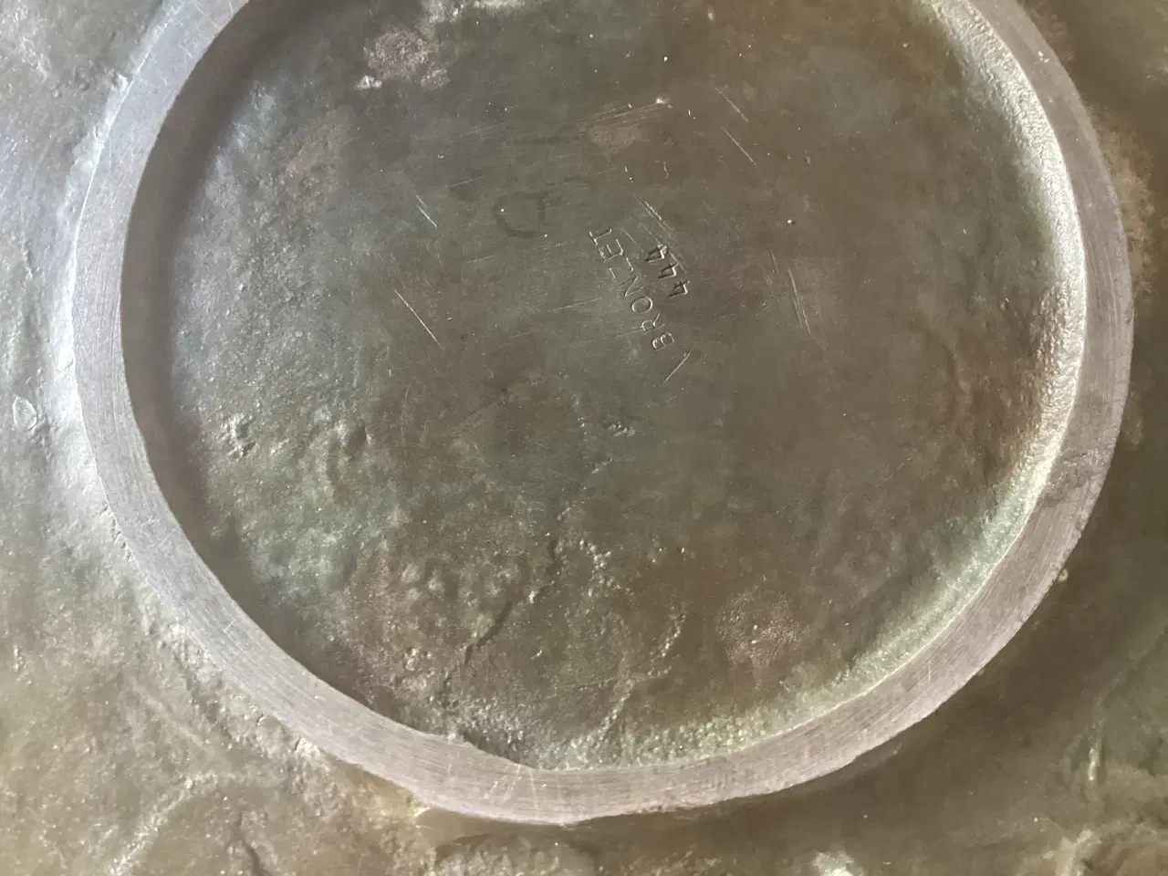 Billede 3 - Rundt gammelt bronzet fad, 28cm i diameter
