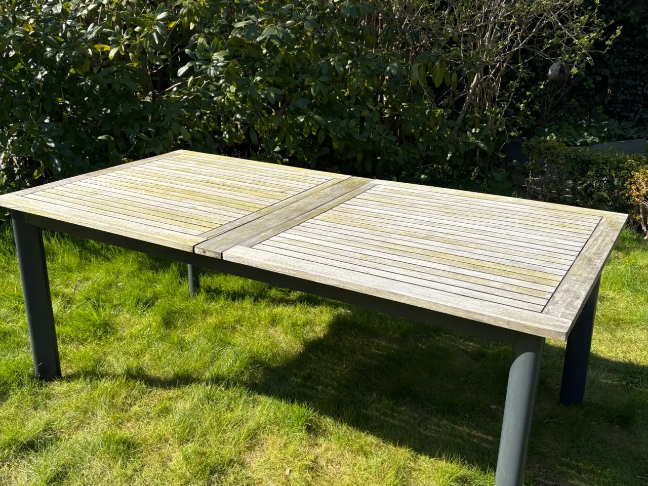 Billede 2 - Havebord i træ med stålben med 6 polyrattan-stole
