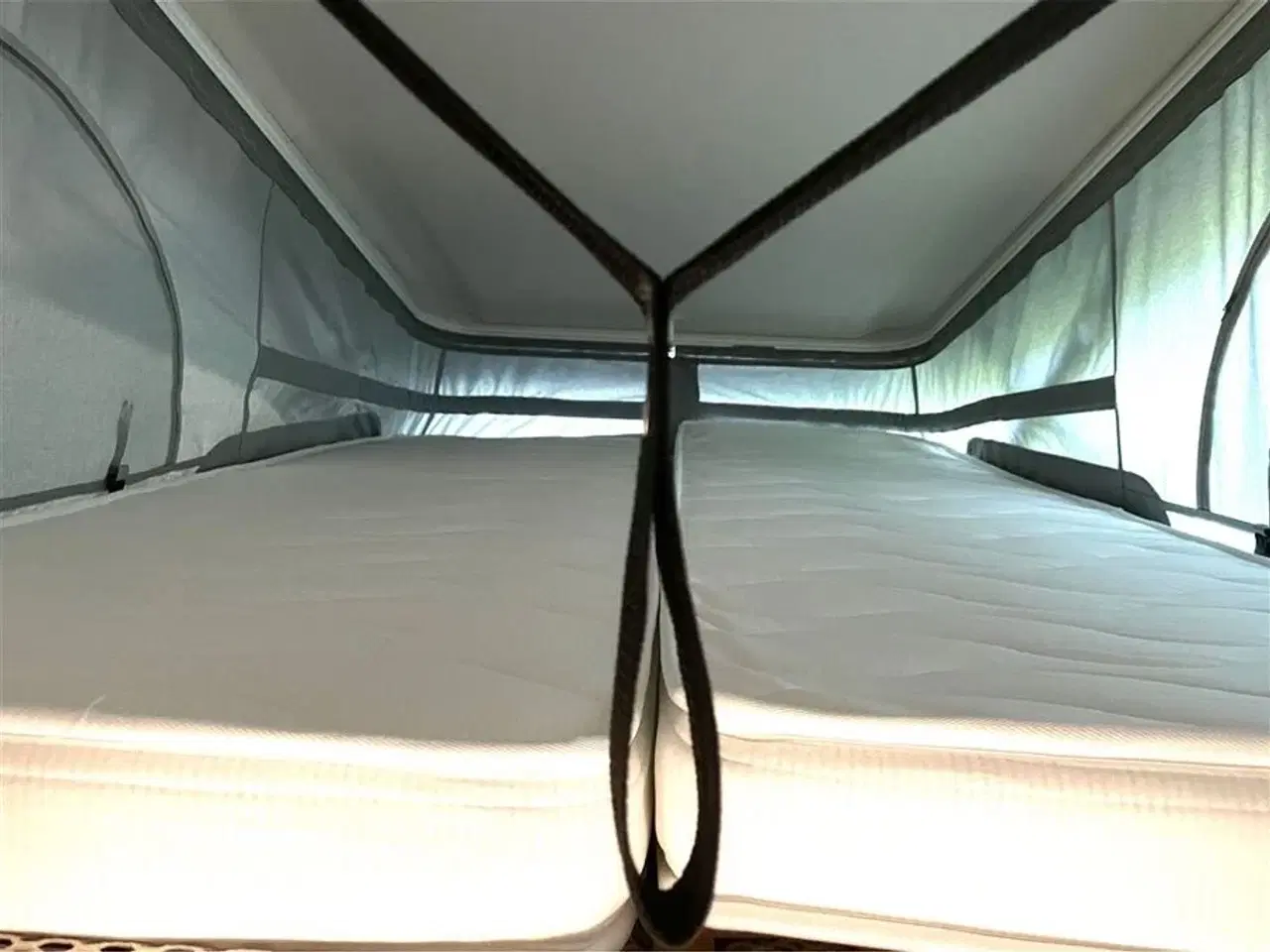 Billede 33 - 2025 - Chausson F&S Line TILBUDSPRIS kr. 931.800,- SPAR kr. 21.600,- Van som familiecamper med 5 selepladser, pop-up og masser af sovepladser på kun 5,99 m længde.