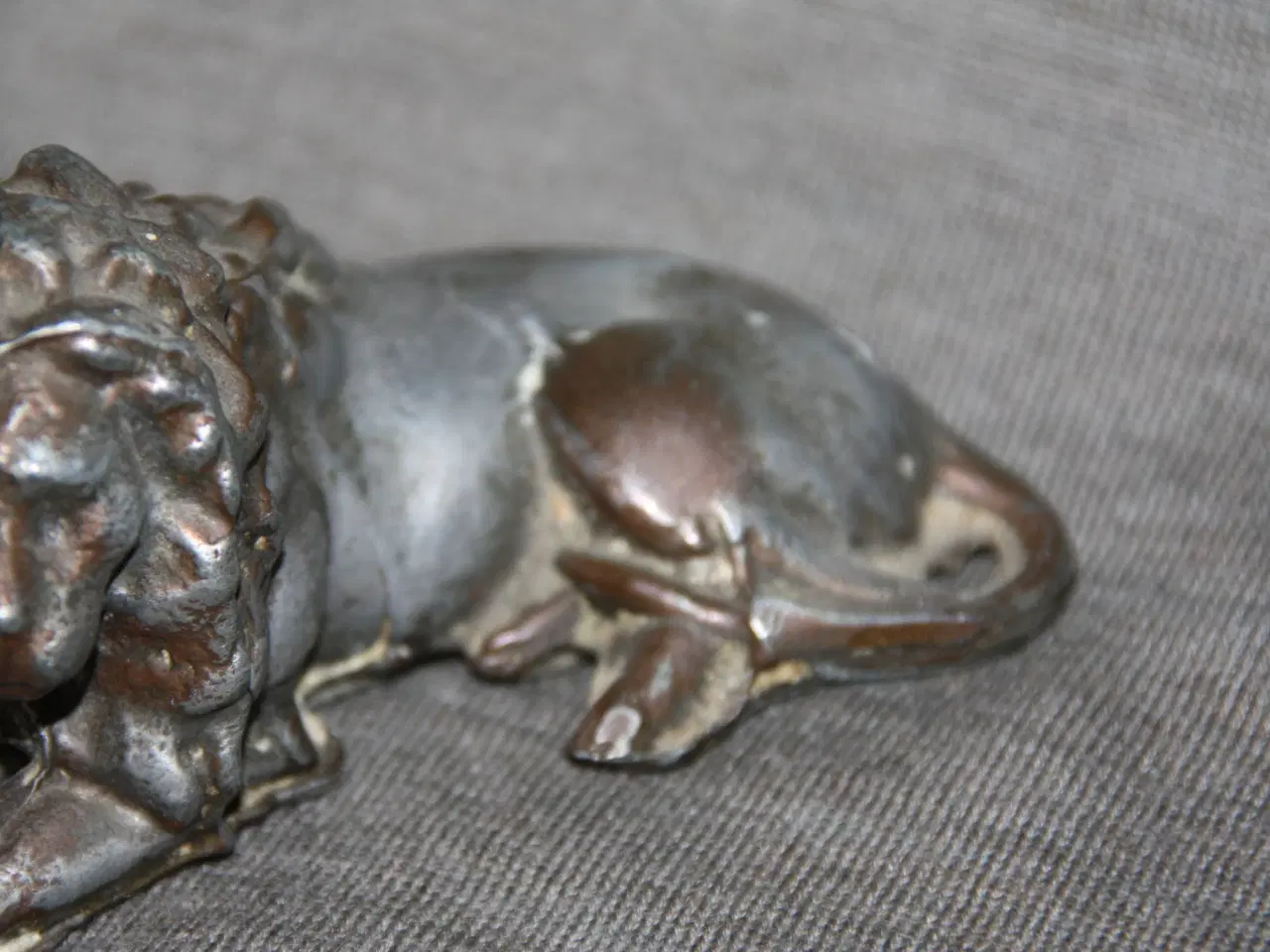 Billede 4 - Løve figur i metal længde 10,5 cm brugt stand