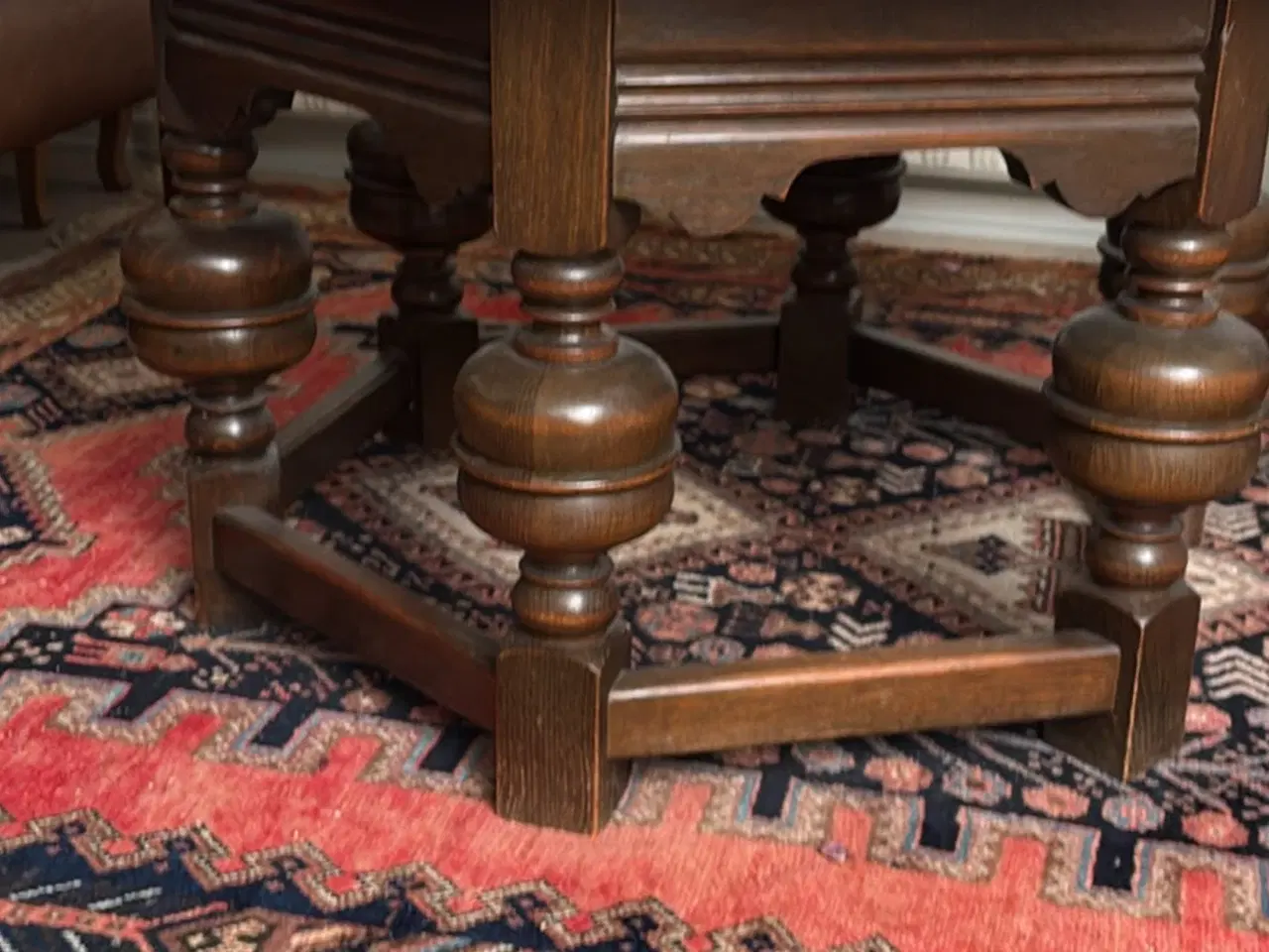 Billede 3 - Rundt sofabord i mørkt træ