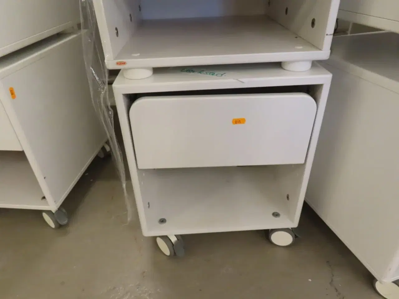 Billede 2 - 2 stk. Skuffemodul/sengebord, det en på hjul