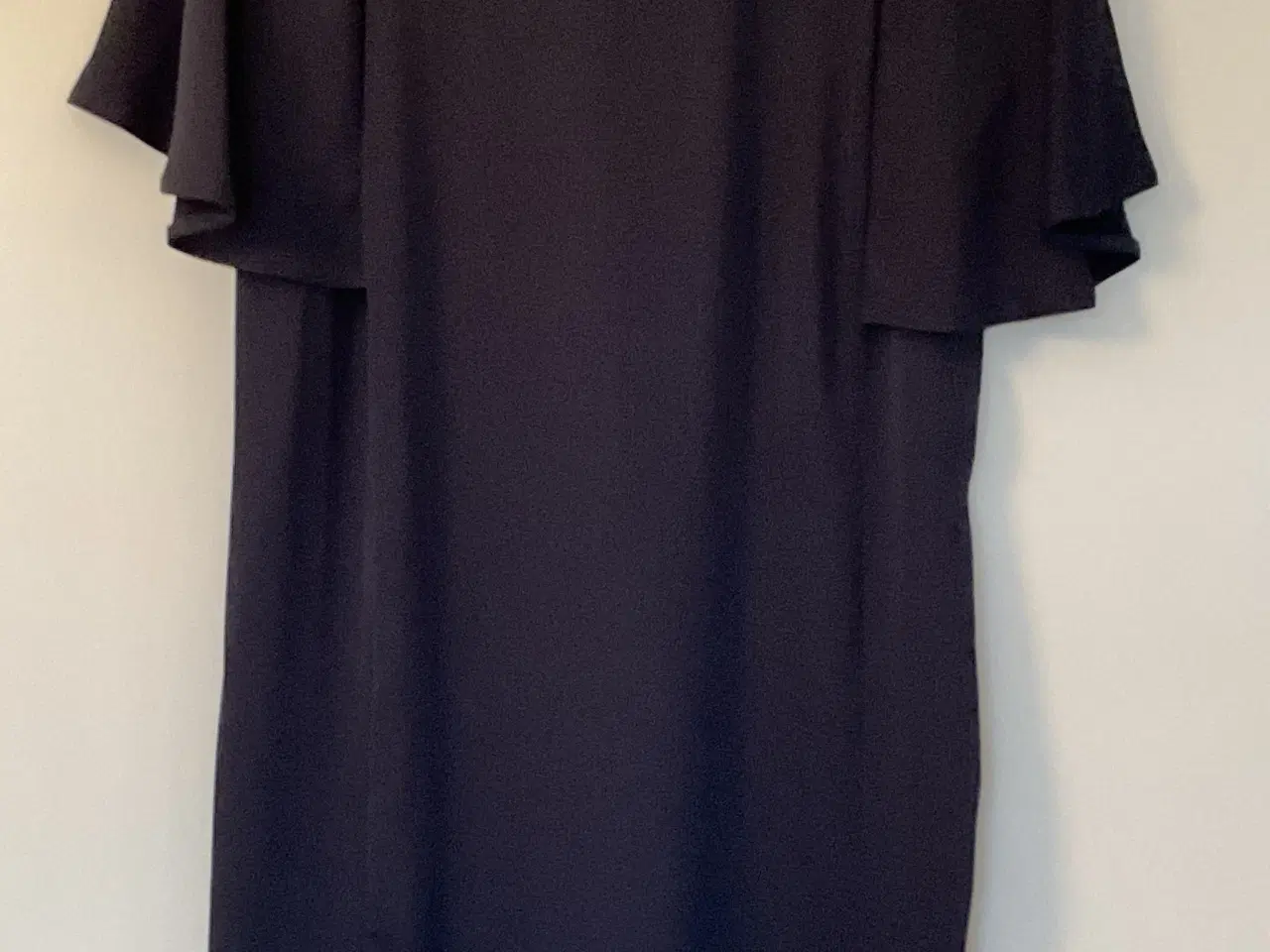 Billede 2 - Pæn mørkeblå kjole str 38  - mærke LUXZUZ 