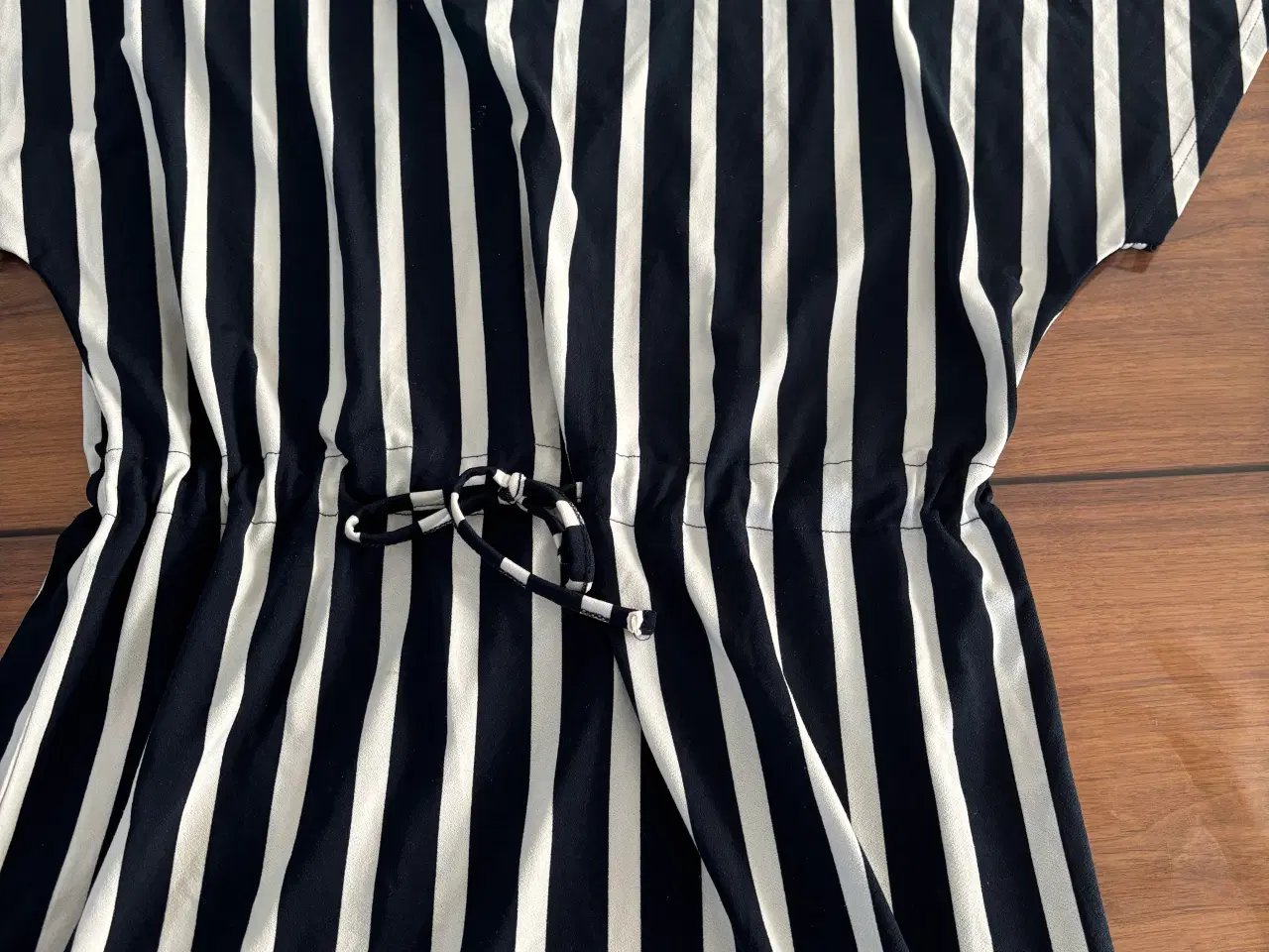 Billede 3 - Blå/hvid stribet kjole, str L