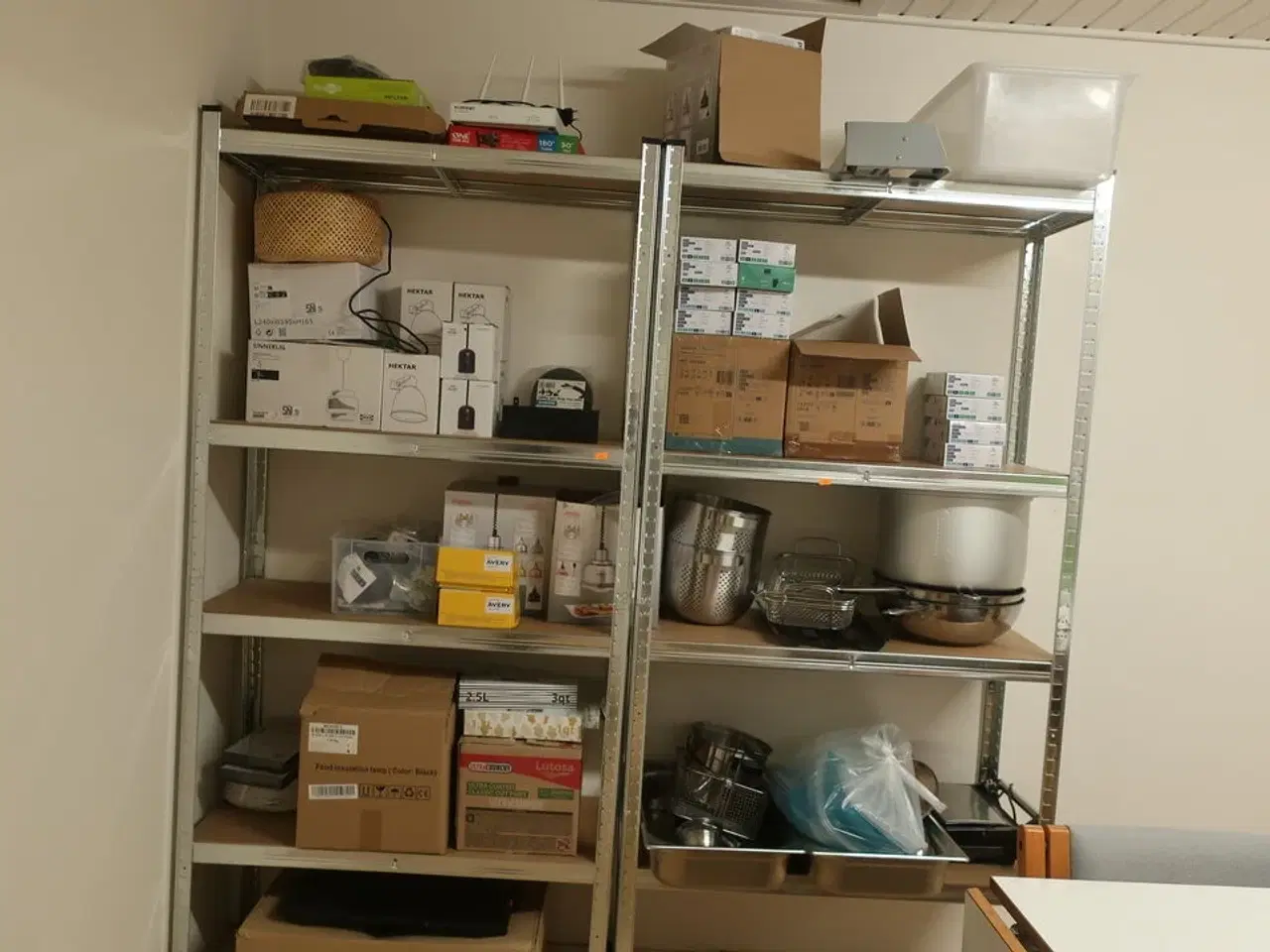 Billede 1 - 2 stk. reoler med indhold