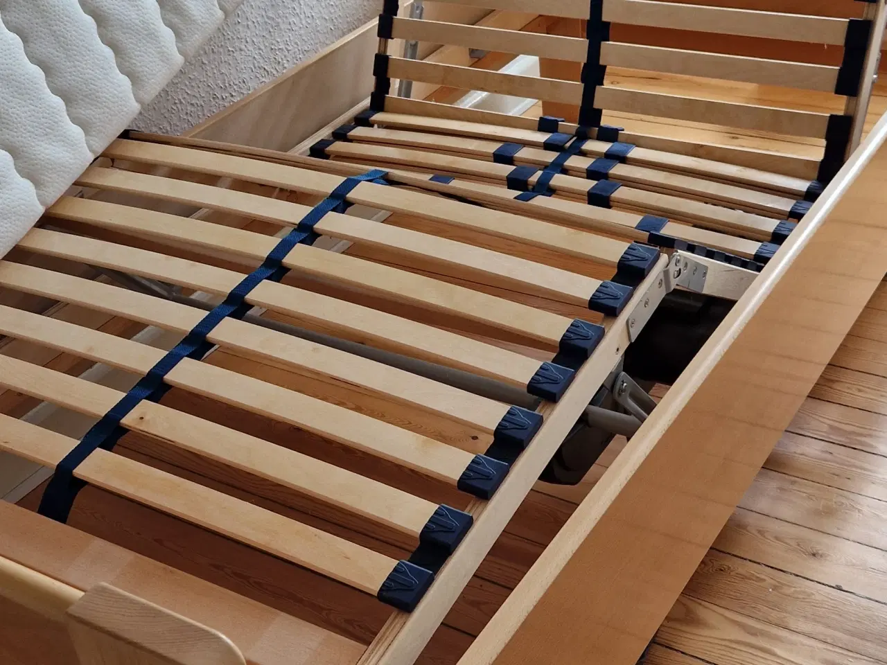 Billede 7 - Fin elevationsseng, sparsomt brugt. 90x200cm.