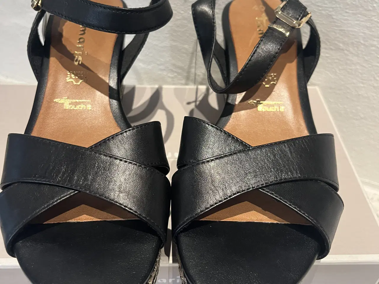 Billede 5 - Tamaris sandaler sort/guld