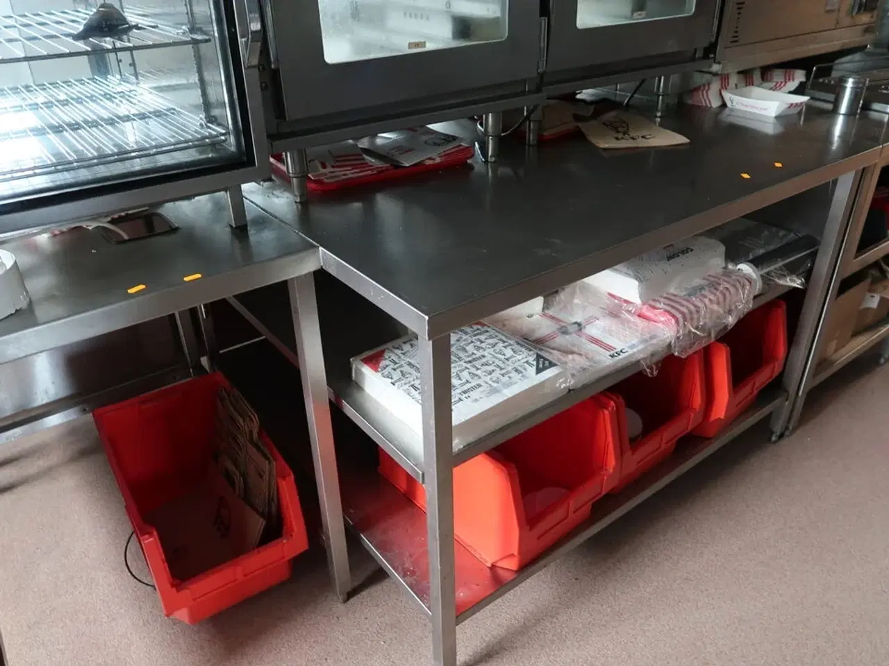Billede 2 - Rustfri stålbord med indhold