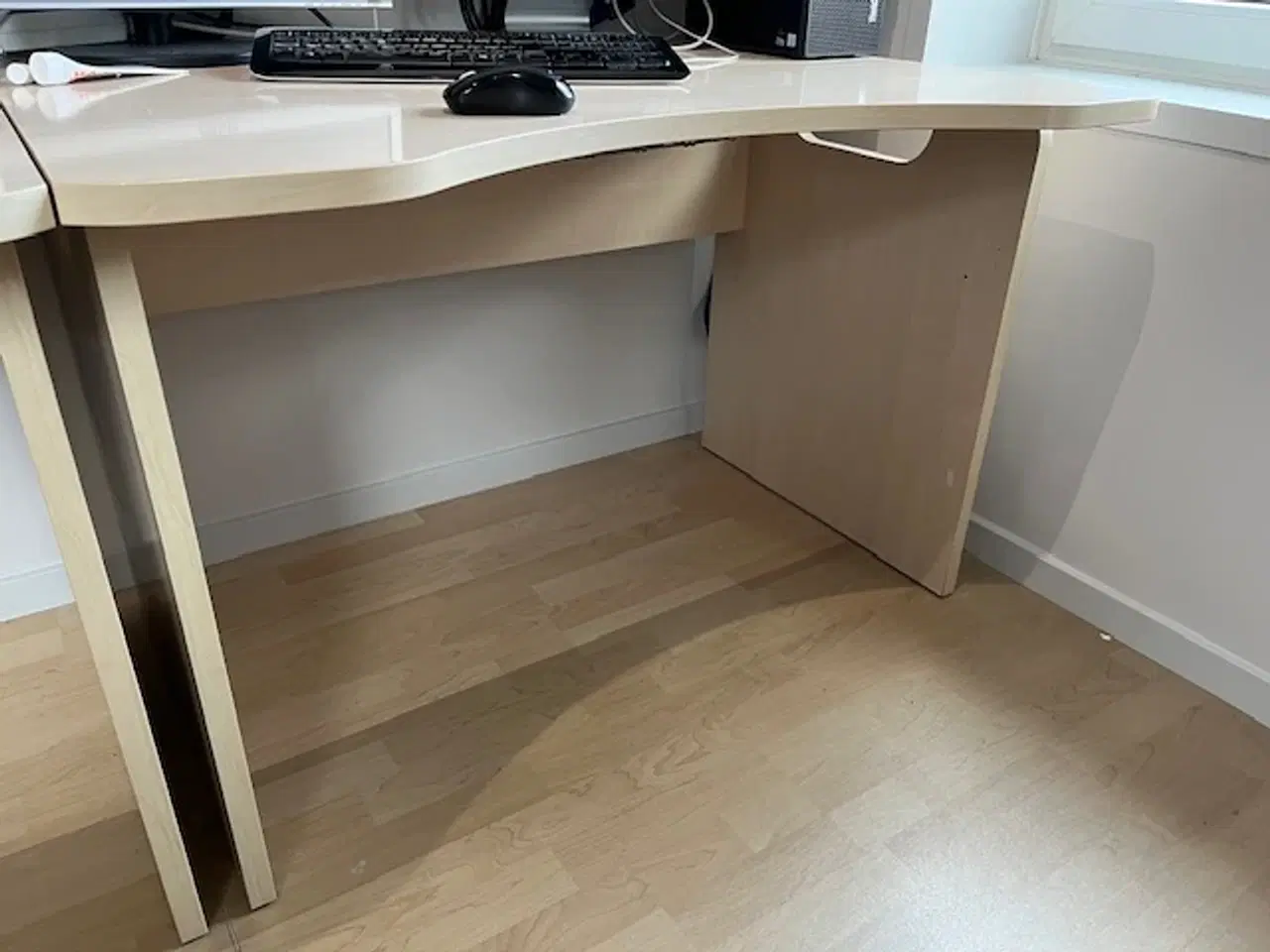Billede 1 - Skrivebord med plads til computer