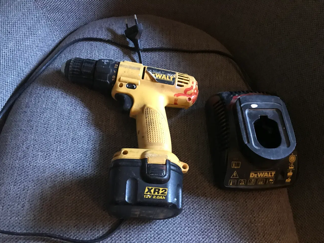 Billede 2 - Skruemaskine Dewalt med Oplader og Batteri