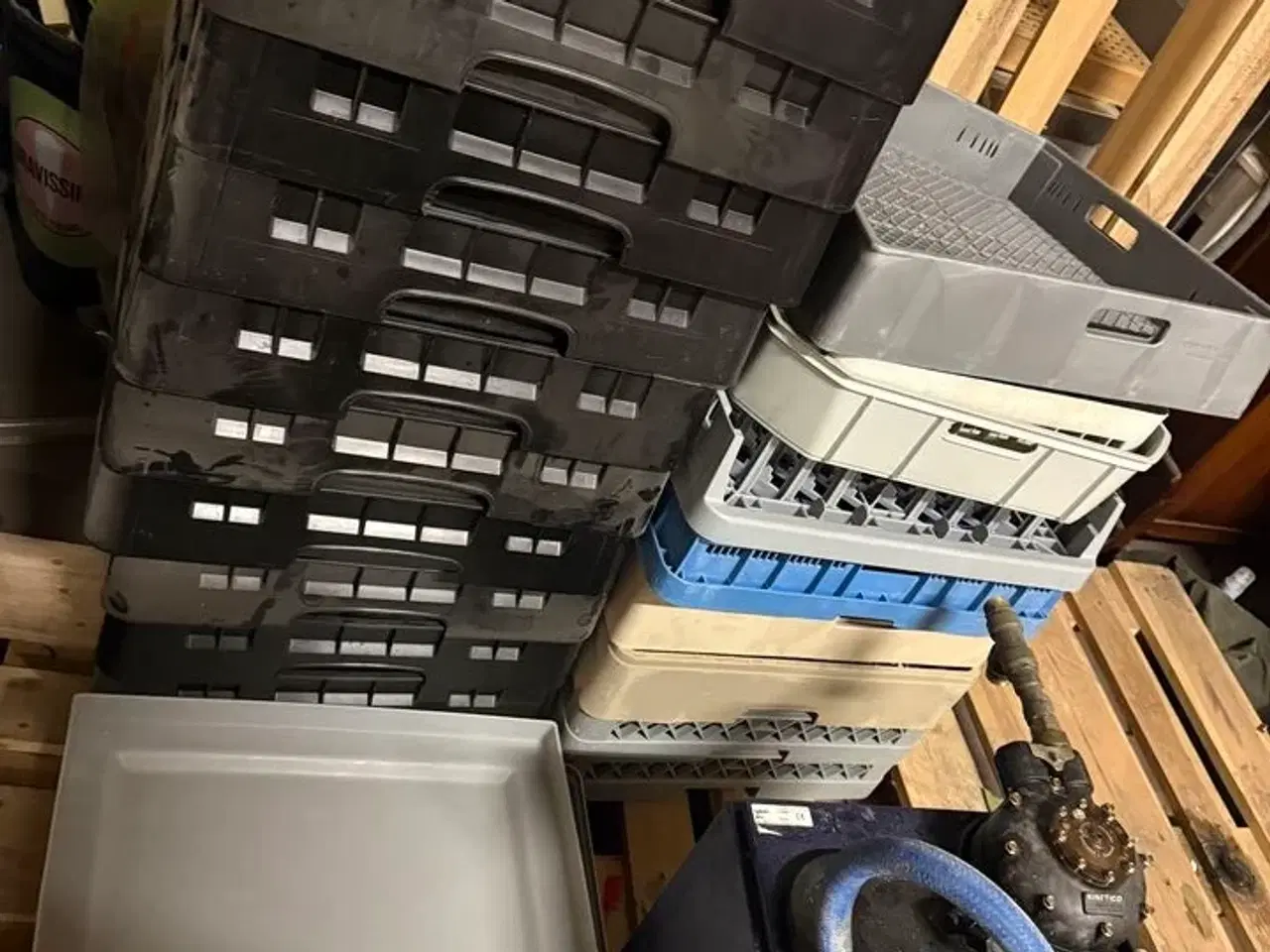Billede 3 - BWT saltfilter + flaskefilter. Ca. 20 opvaskebakker forskellig slags. (MOMSFRI)