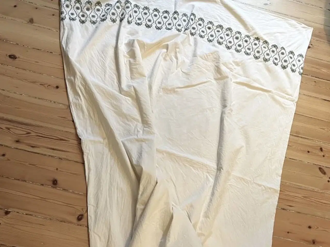 Billede 1 - Dynebetræk med fint broderi.