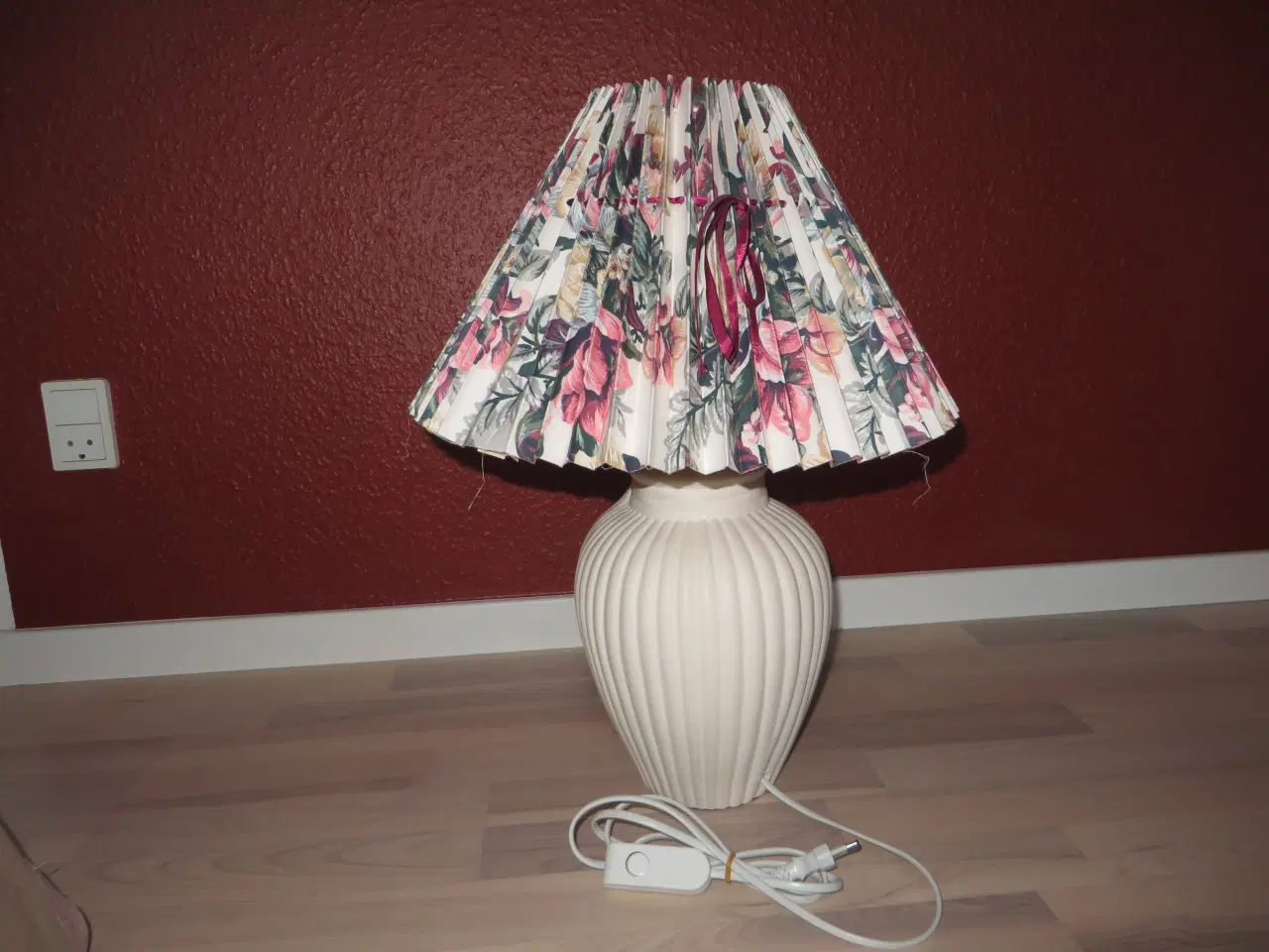Billede 5 - Anden bordlampe  Bordlampe hvid med blomstret skær