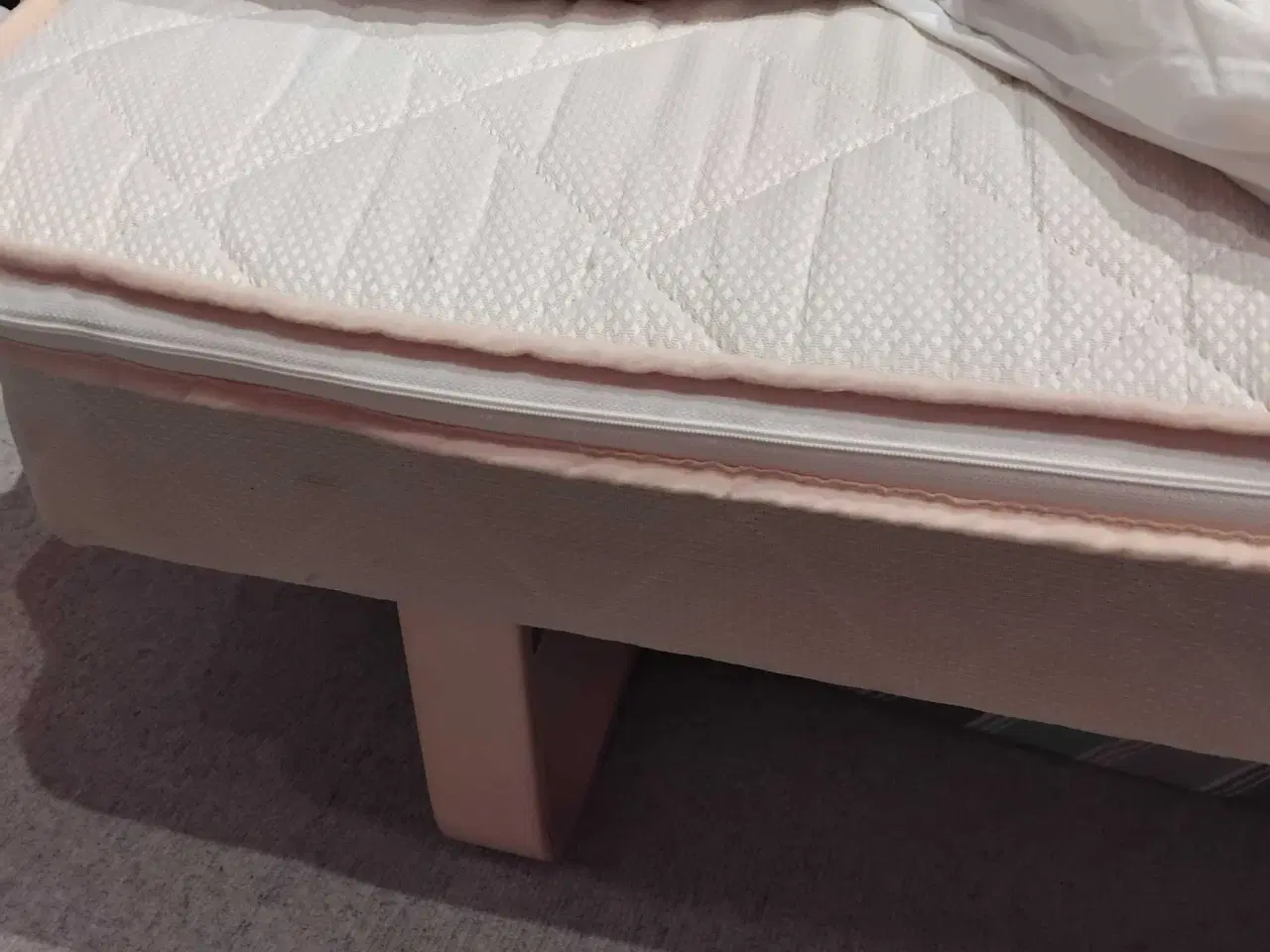 Billede 2 - 140 cm seng. Fin trekvart seng boxseng