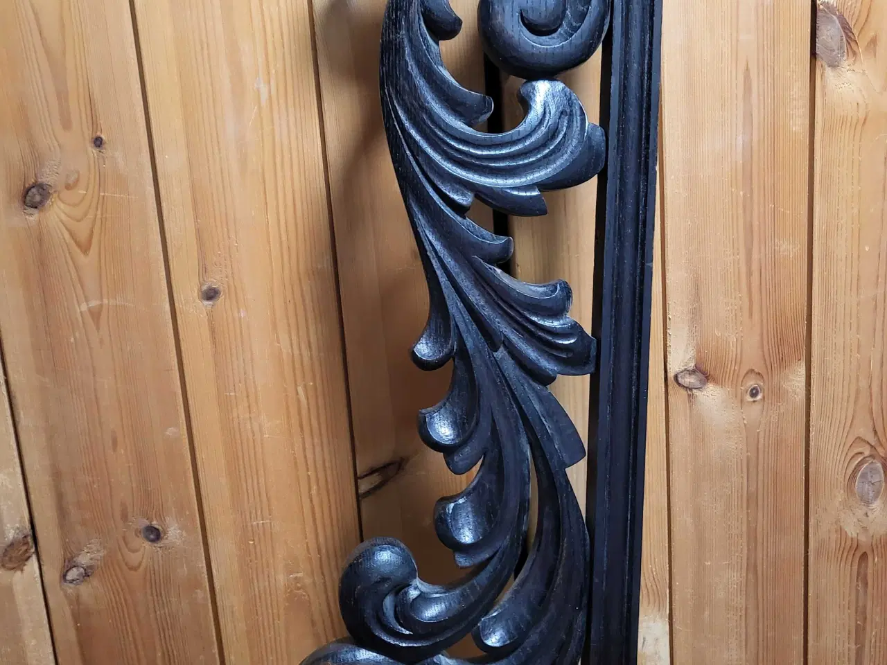 Billede 5 - Udskåren træværk med våbenskjold 