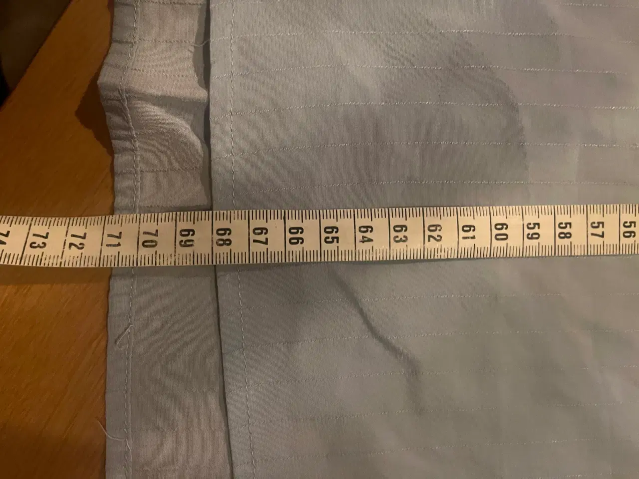 Billede 8 - Sød bluse med stolpelukning og flæsedetaljer.