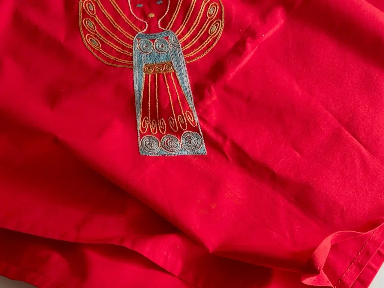 Billede 3 - Rød juledug m engle, 85 x 85 cm