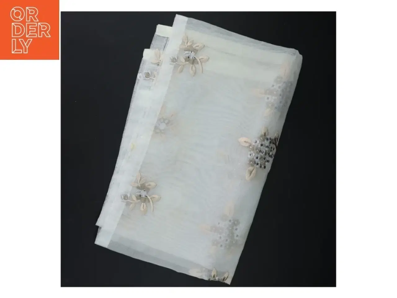 Billede 2 - Broderet bordløber med blomster fra Lene Bjerre Design (str. 128x41 cm)