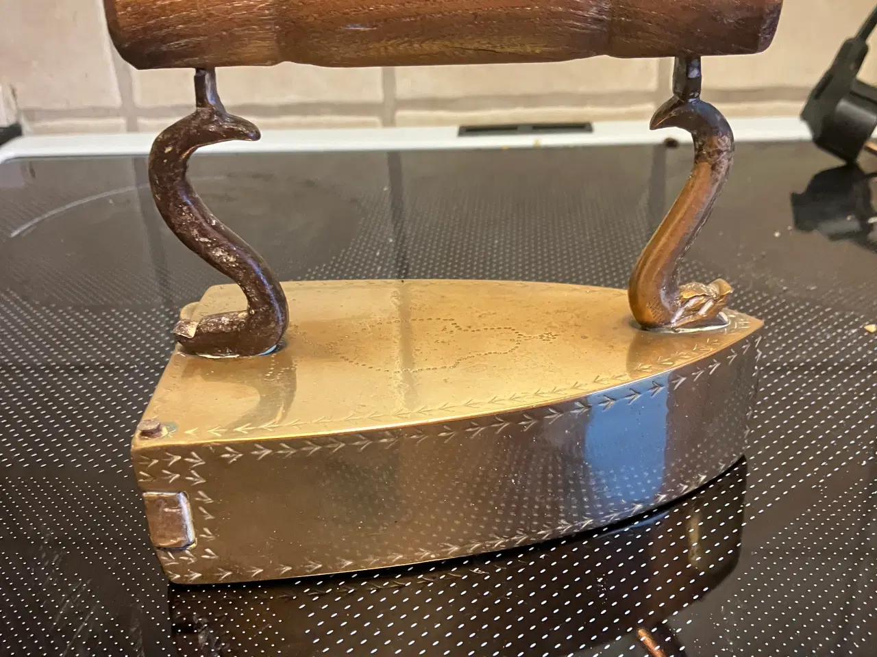 Billede 1 - Strygejern i messing og træ