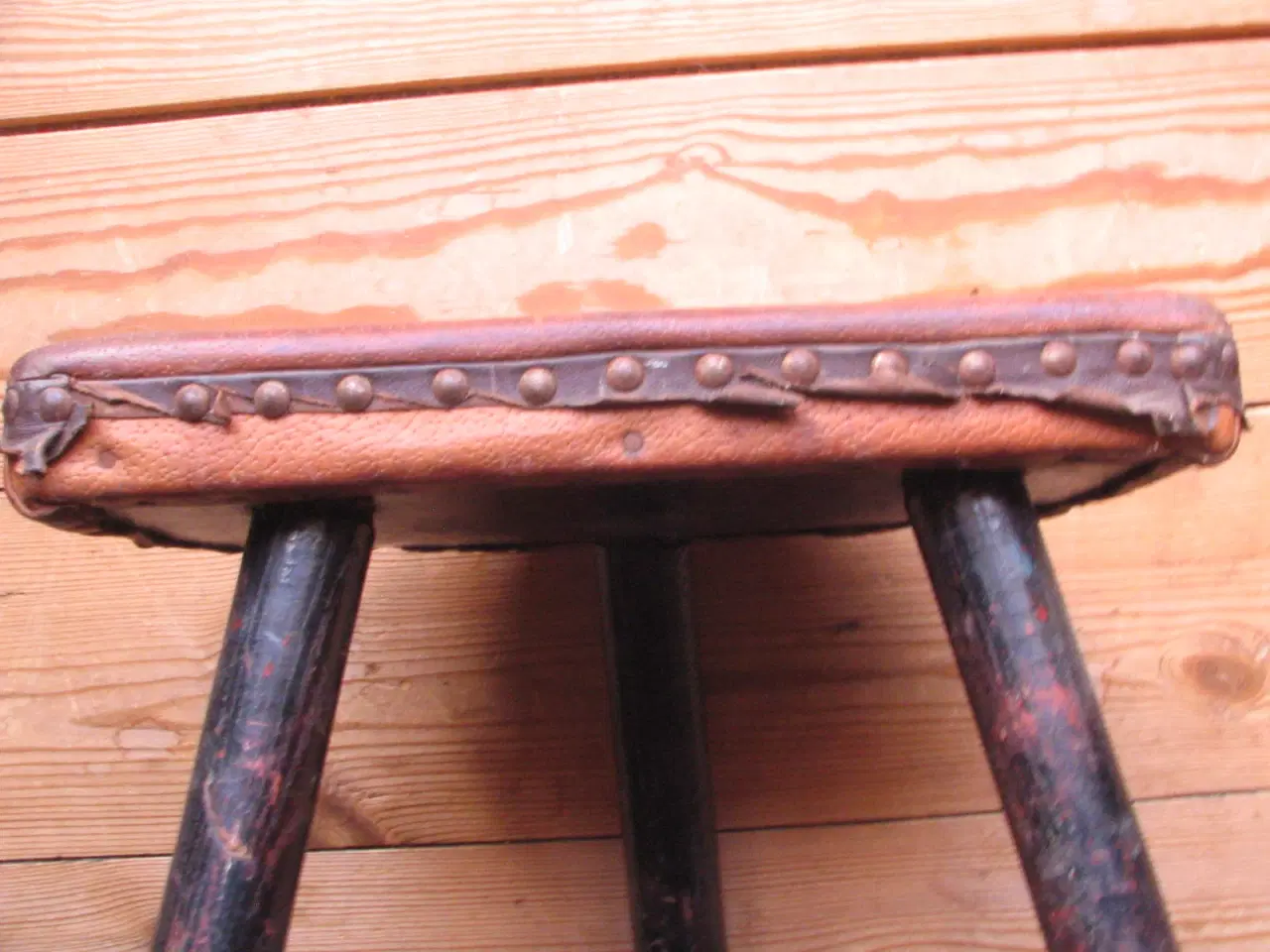 Billede 4 - Trebenet Skammel af træ. Over 40 år gammel