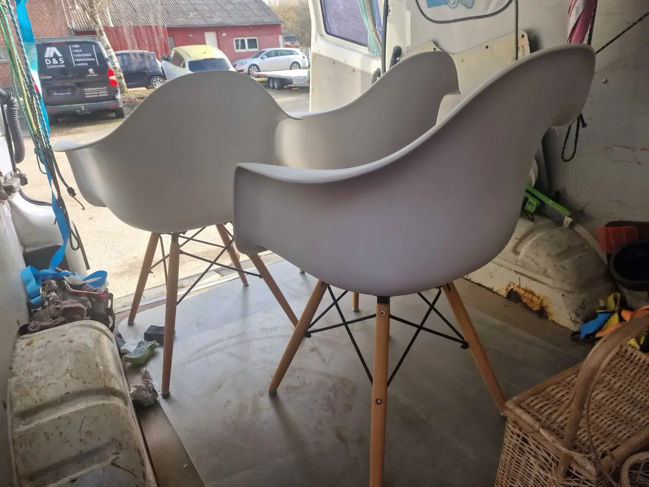 Billede 2 - Skalstol i hård hvid plast 
