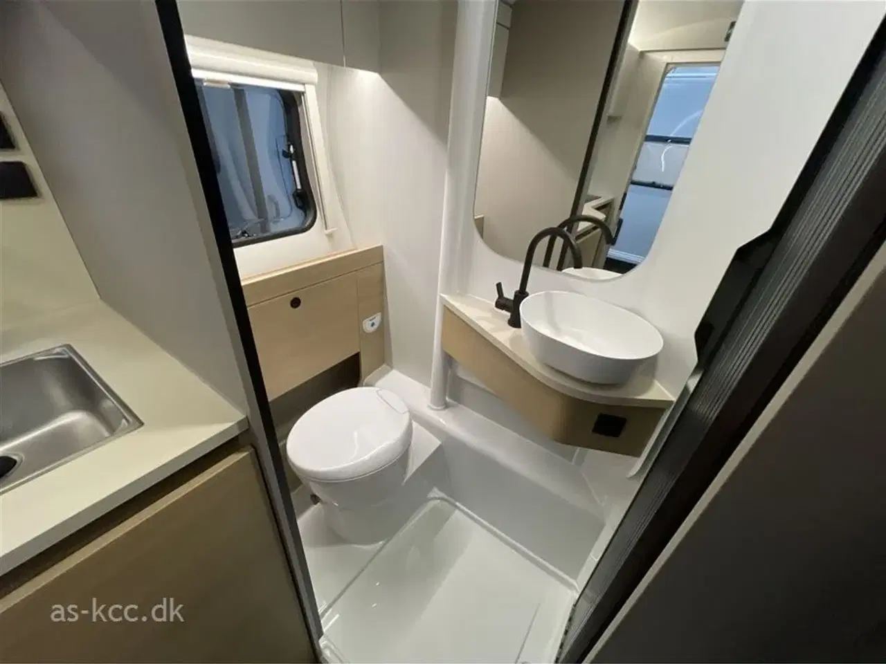 Billede 5 - 2026 - Adria Action 391 LH Classic Adria Action 391 LH Classic årg. 2026 Generation 2 ny ude og inde. Denne vogn er med soundbar. kr. 2.749,- er lagt i prisen