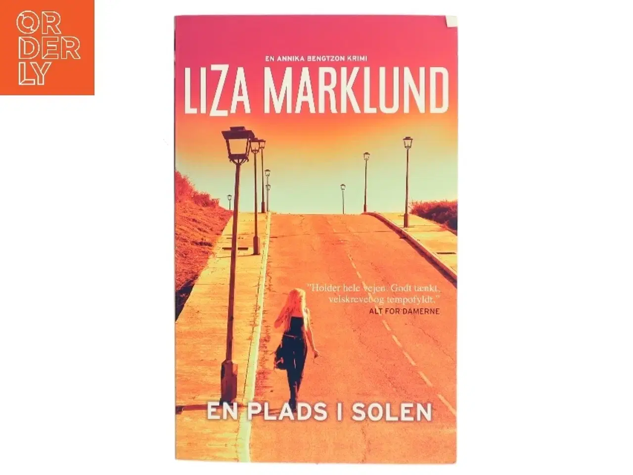 Billede 1 - En plads i solen : krimi af Liza Marklund (Bog)
