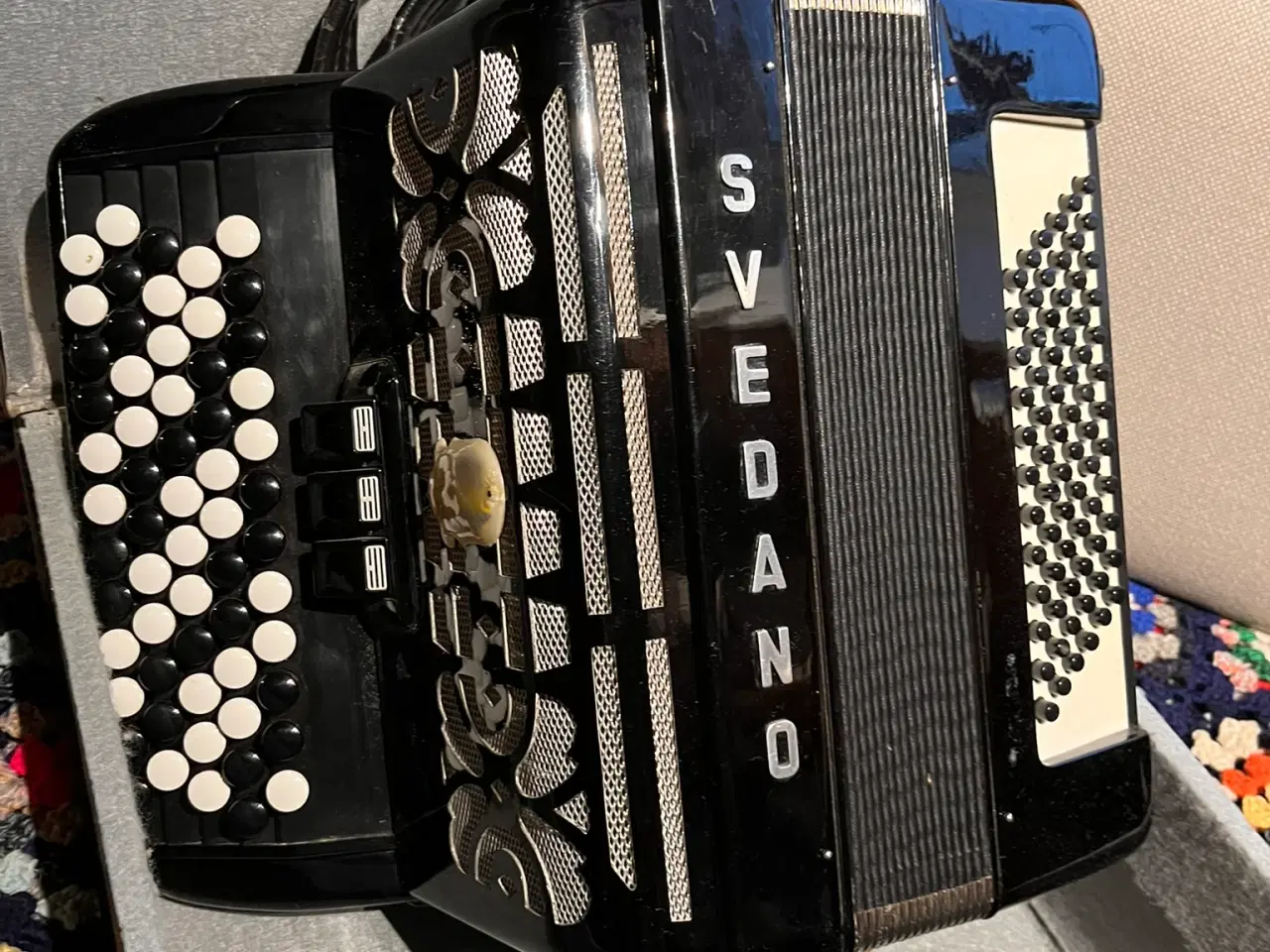 Billede 2 - knap harmonika svedano 72 basser 3 kor