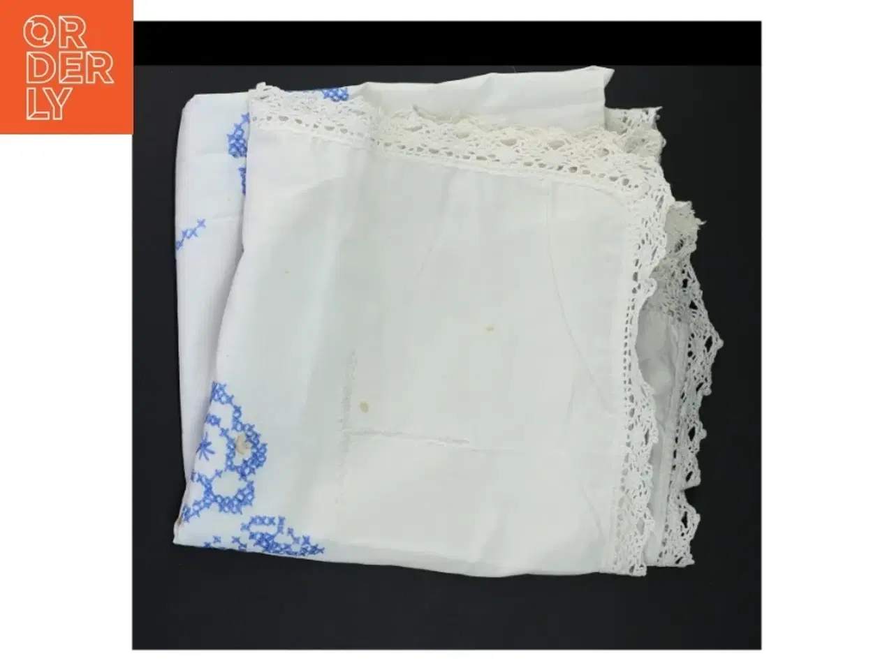 Billede 3 - Broderet dug med blonder (str. 104 x 92 cm)