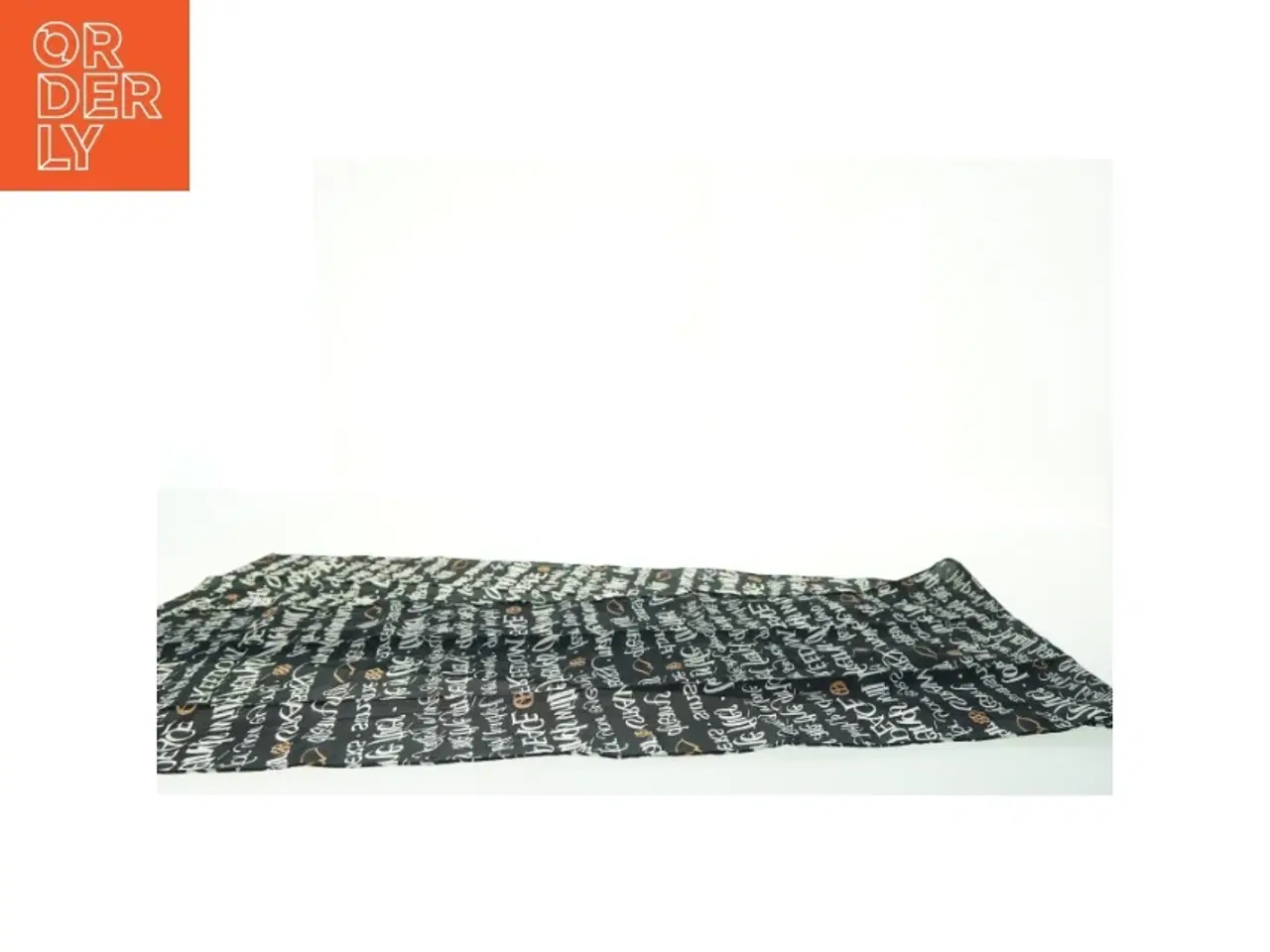 Billede 4 - Sort Silke Tørklæde med skrift fra Charlotte Sparre (str. 33 x. 155 cm)