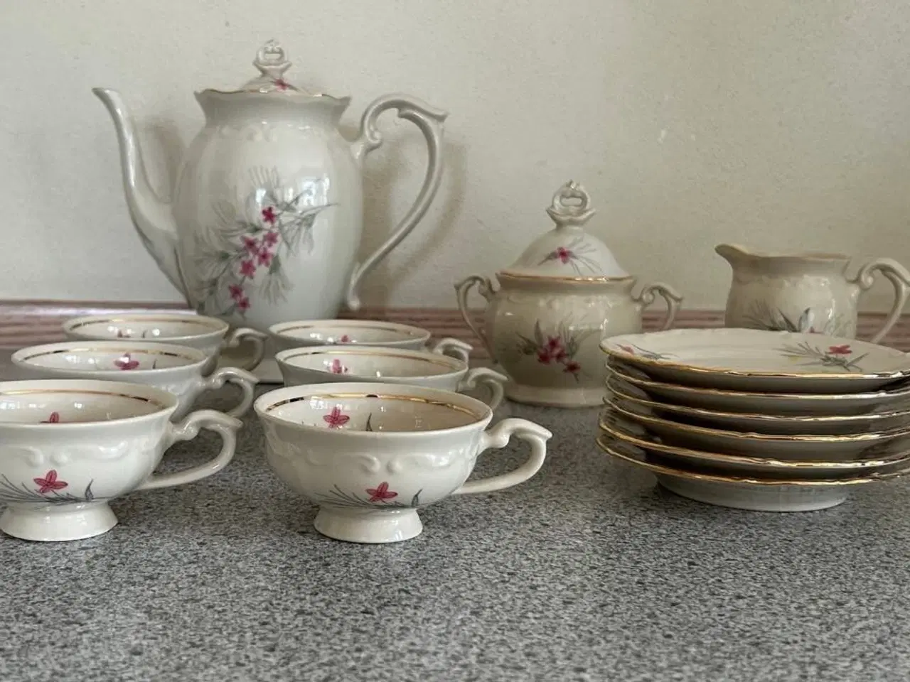 Billede 2 - Antik dukkestel i porcelæn