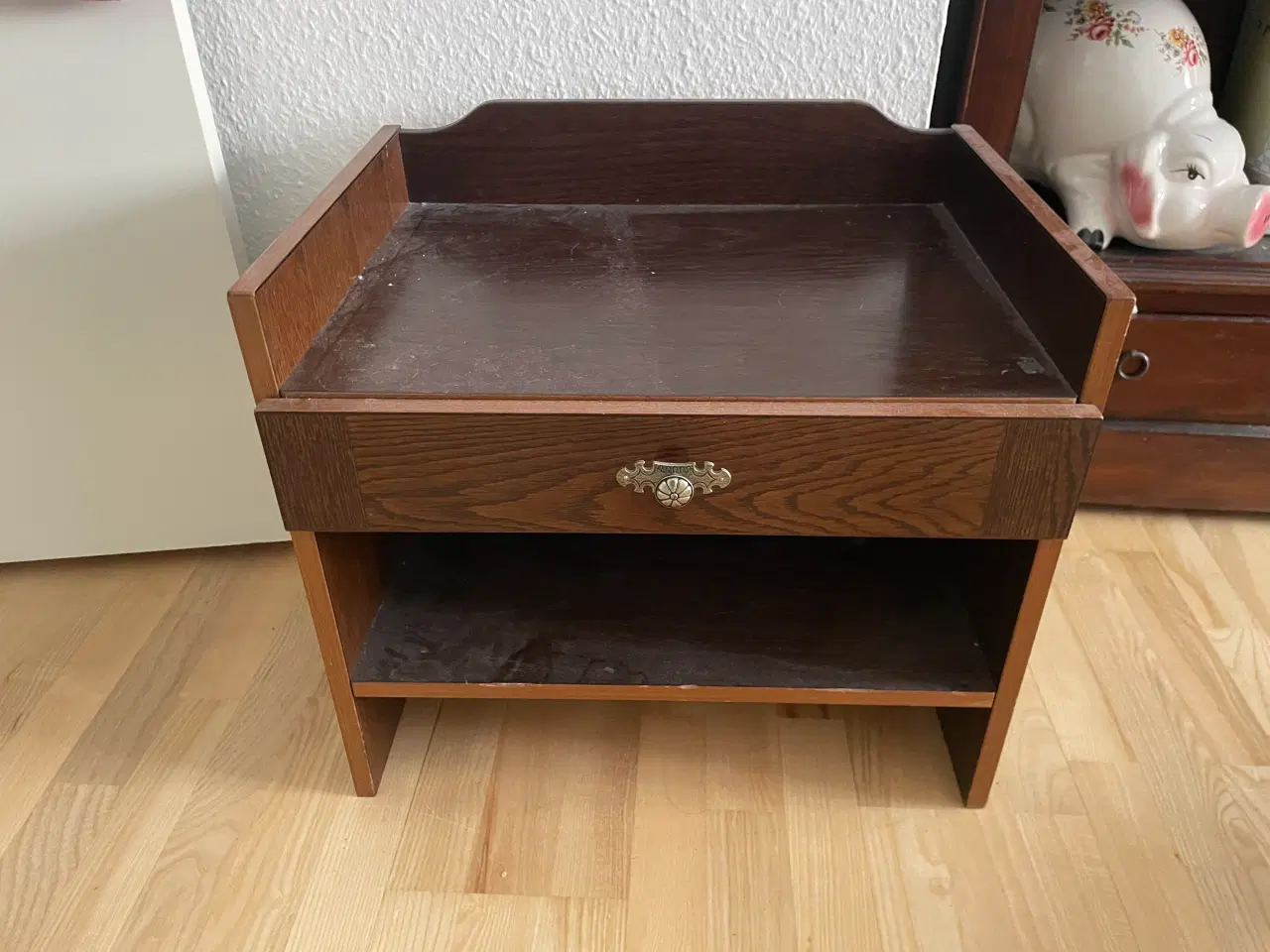 Billede 1 - Sengebord i mørkt træ