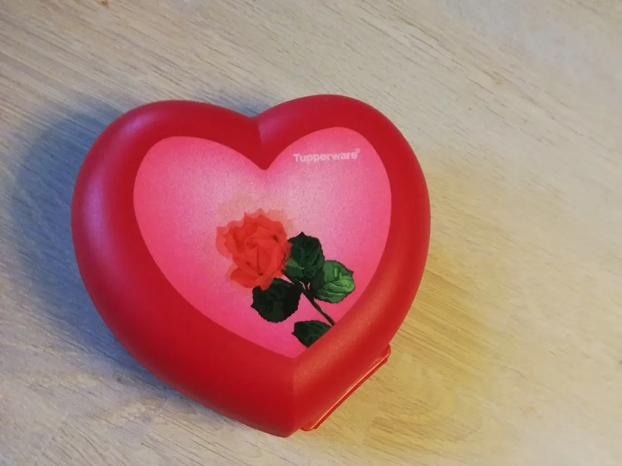 Billede 1 - Tupperware hjerte beholder 3D