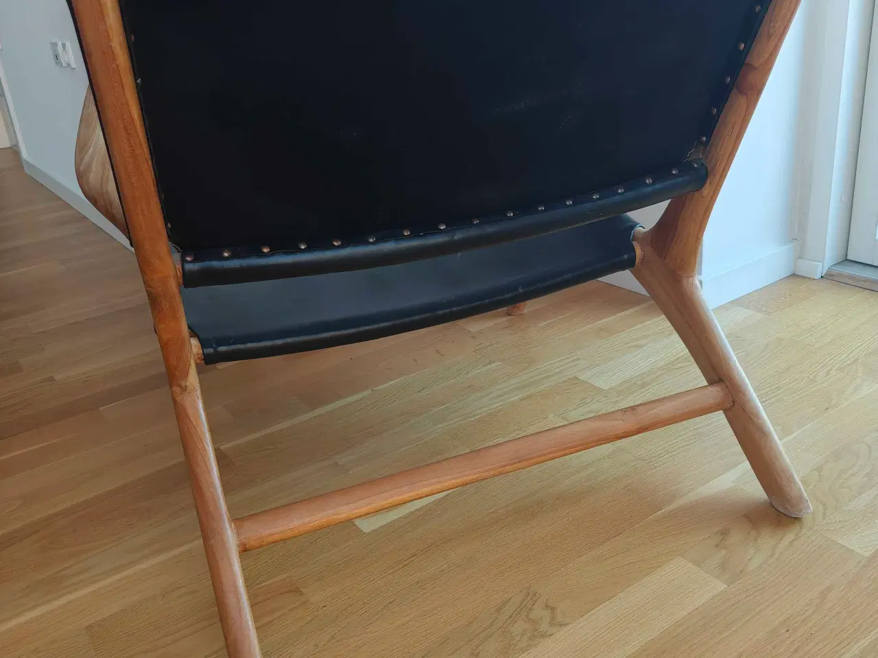 Billede 4 - Unika stol i træ og med sort læder
