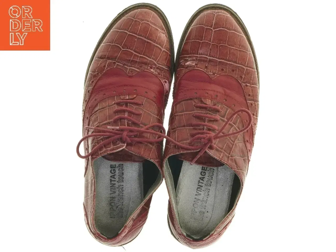 Billede 5 - Røde sko med krokodillemønster (str. længde 28 cm)
