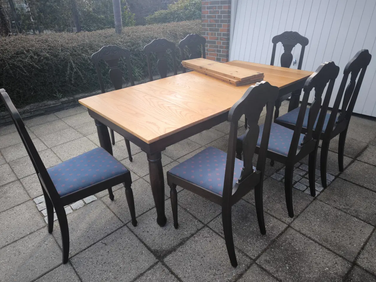 Billede 5 - Spisebord med hollands udtræk og 8 stole.