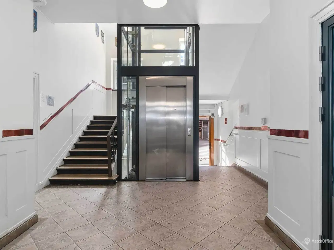 Billede 4 - Markant og eksponeret kontorhus med nem adgang til offentlig transport og parkeringsmuligheder