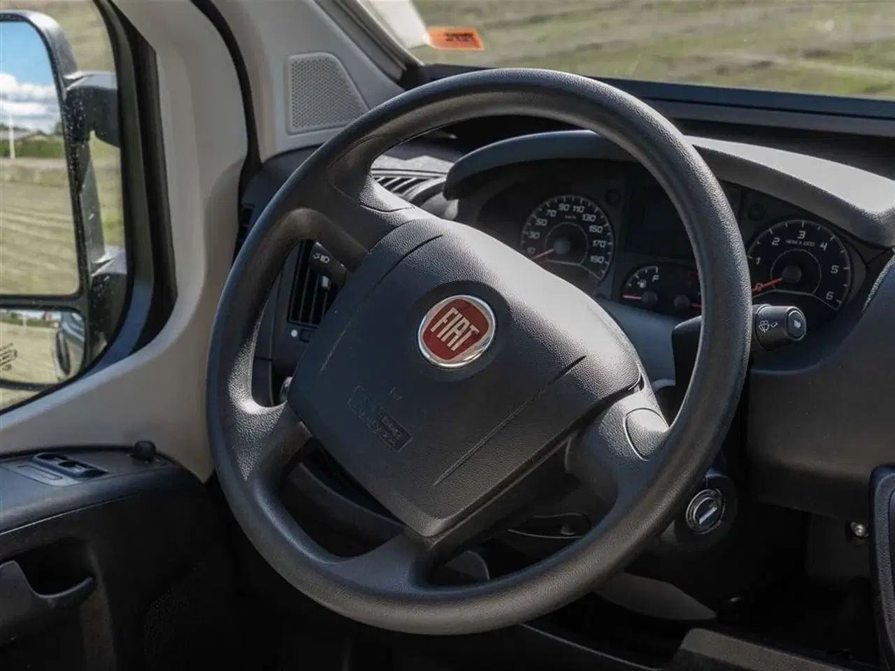 Billede 28 - 2020 - McLouis Menfys Van 04 Prestige Van med langsgående senge og fyldt med udstyr