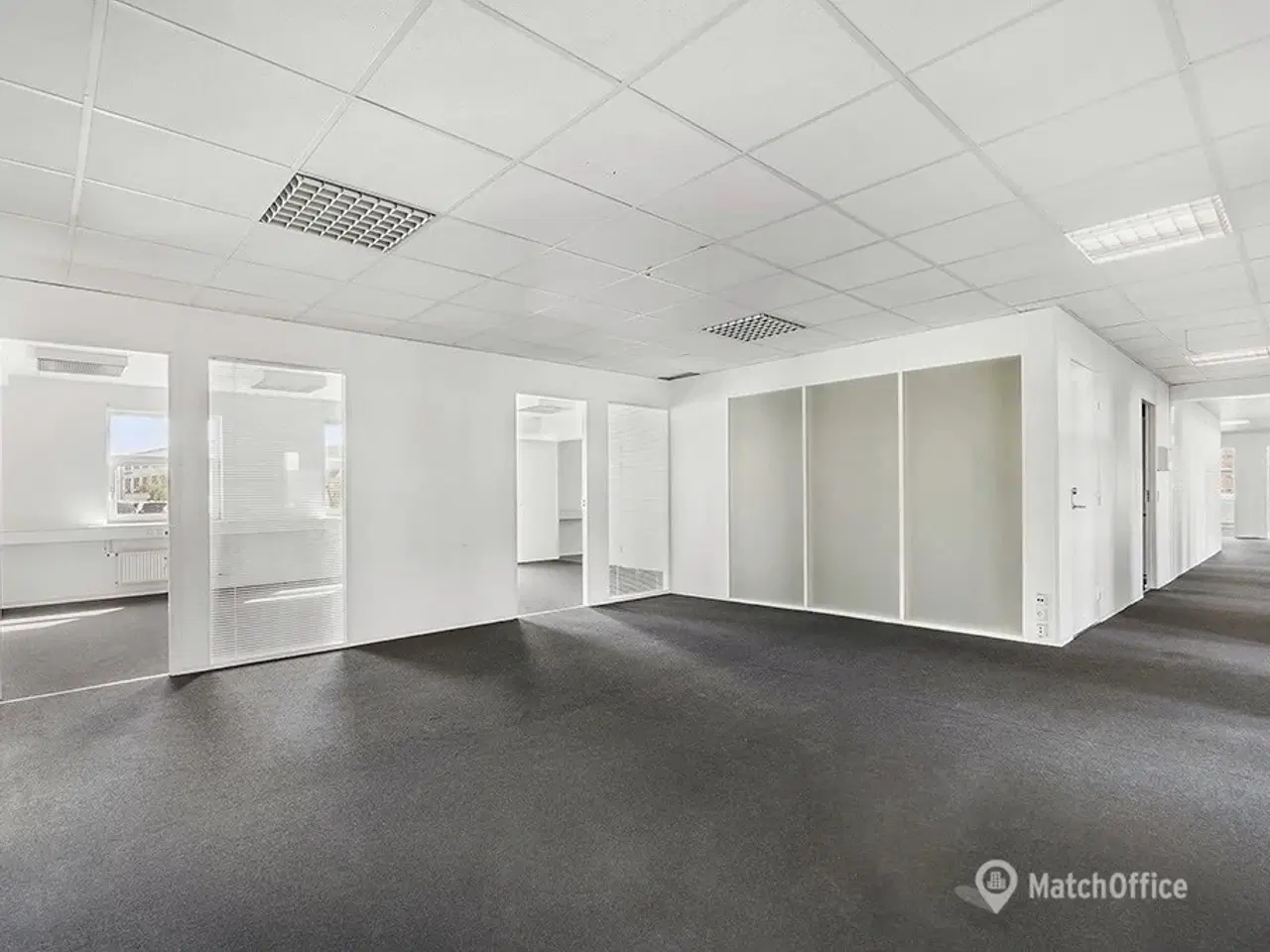 Billede 2 - Velindrettet kontorlejemål med mødelokale på 367 m2 tilbydes i præsentabel ejendom med central placering i Gladsaxe Erhvervsby.